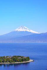 Fototapeta premium 【静岡県】大瀬崎と駿河湾越しに見る富士山