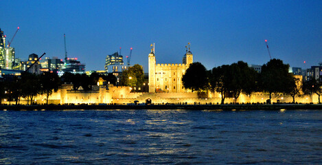 Naklejka premium night view of the London Tower - London, England, United Kingdom (UK)