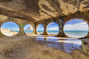 Fototapeta widok morze spokój okna wakacje klimat ruiny obraz