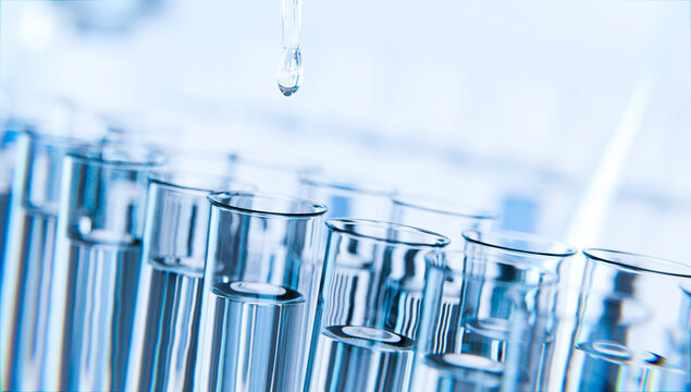 Reagenzgläser mit Flüssigkeit in Labor - Thema Medizin oder Forschung in Laborumgebung