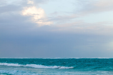 Obraz premium Caribbean Sea under cloudy sky on an overcast day