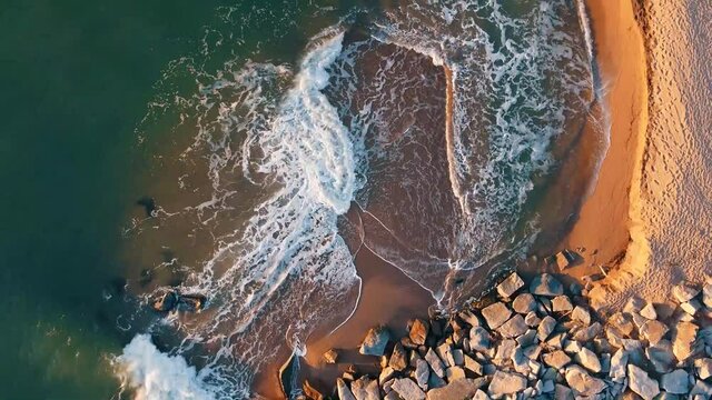 olas rompiendo en la costa de la playa