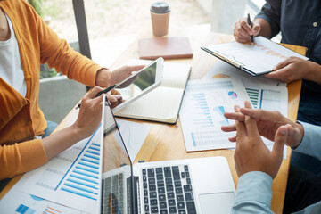 Business team briefing the idea and discussing exchange contract during brainstorming in office. - obrazy, fototapety, plakaty