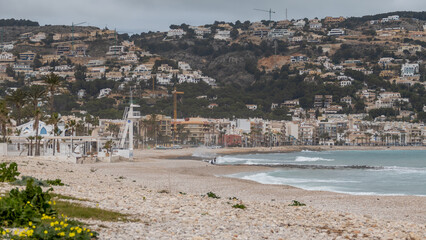 Vista de la zona urbana del puerto de Javea y la montaña del cabo de San Antonio