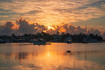 Naklejka premium sky orange summer sunrise sunset sea boats trees palms caribbean 