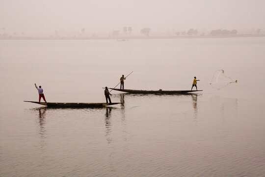 Fishing On The River Niger, Niger Inland Delta, Segou Region, Mali, West Africa, Africa