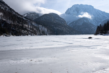 Fototapeta na wymiar panorama of the frozen Lago del Predil in winter. Italian Alps in Friuli