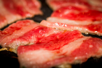 焼肉。鉄板の上で焼かれる肉。