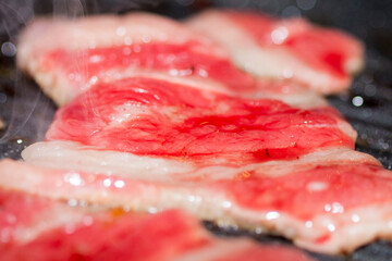焼肉。鉄板の上で焼かれる肉。