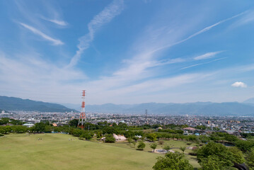 日本の郊外の町並み。晴天。
