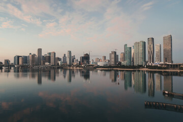 panorama hermoso ciudad miami florida usa reflejos agua mar rascacielos downtown edificios cielo nubes 