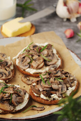 Open sandwiches with grilled mushrooms