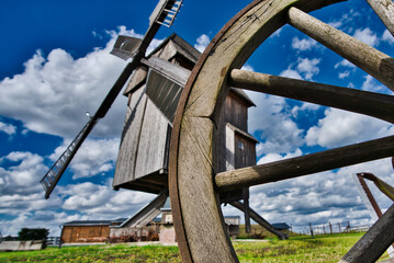 Windmühle aus perspektive eines Wagenrads 