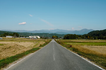 山梨県_北杜市_農道と茅ヶ岳