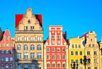 Fototapeta na wymiar beautiful, colorful tenement houses on the main square in Wroclaw