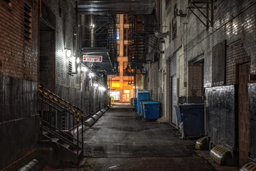 Foto op Plexiglas Smal steegje Donkere lege steeg & 39 s nachts, Chicago
