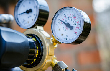 Reducer with pressure gauge.