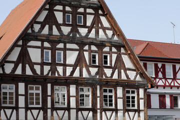 fassade von einem fachwerkhaus in einem dorf