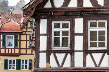 fenster von einem fachwerkhaus in einem dorf