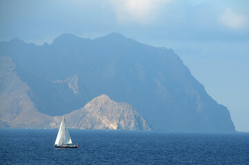 Paisaje con velero navegando en la costa de Gran Canaria