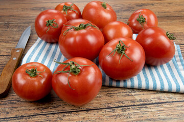 plusieurs tomates sur une table en bois