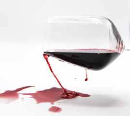 vino versare rovesciare vino rosso 