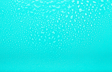 Obraz premium Drops of water on a color background. Selective focus. Blue