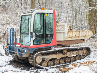 with a steel body for transporting stones, soil or sand over difficult terrain.
