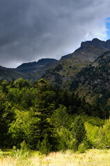 Montaña del pirineo con tormenta