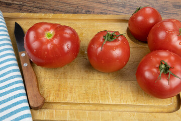 plusieurs tomates sur une planches à découper
