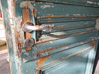 marode vergammelte verrottete eingangstür von einem altbau