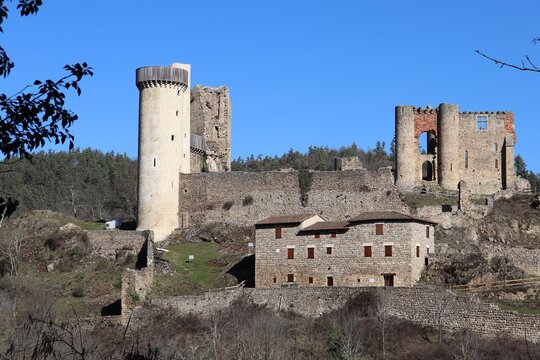 Les ruines du ch&acirc;teau de Rochebaron, construit au 15 &egrave;me si&egrave;cle,  vue de l'ext&eacute;rieur, ville de Bas en Basset, d&eacute;partement de Haute Loire, France
