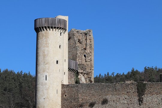 Les ruines du ch&acirc;teau de Rochebaron, construit au 15 &egrave;me si&egrave;cle,  vue de l'ext&eacute;rieur, ville de Bas en Basset, d&eacute;partement de Haute Loire, France