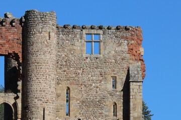 Les ruines du château de Rochebaron, construit au 15 ème siècle,  vue de l'extérieur, ville de Bas en Basset, département de Haute Loire, France