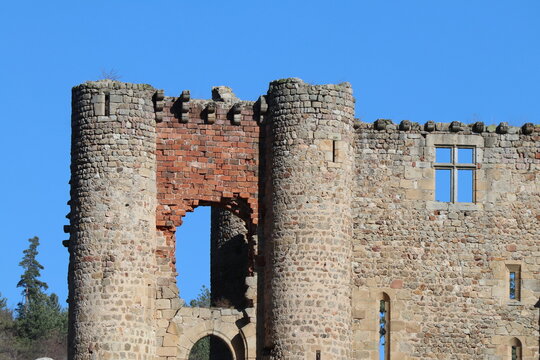 Les ruines du ch&acirc;teau de Rochebaron, construit au 15 &egrave;me si&egrave;cle,  vue de l'ext&eacute;rieur, ville de Bas en Basset, d&eacute;partement de Haute Loire, France