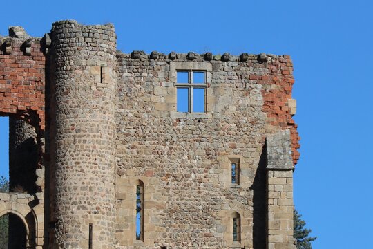 Les ruines du ch&acirc;teau de Rochebaron, construit au 15 &egrave;me si&egrave;cle,  vue de l'ext&eacute;rieur, ville de Bas en Basset, d&eacute;partement de Haute Loire, France