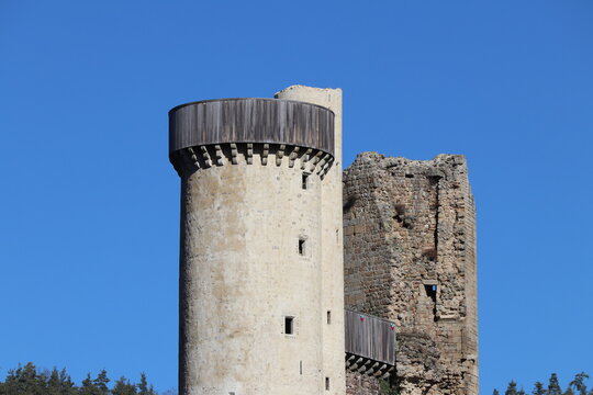 Les ruines du ch&acirc;teau de Rochebaron, construit au 15 &egrave;me si&egrave;cle,  vue de l'ext&eacute;rieur, ville de Bas en Basset, d&eacute;partement de Haute Loire, France