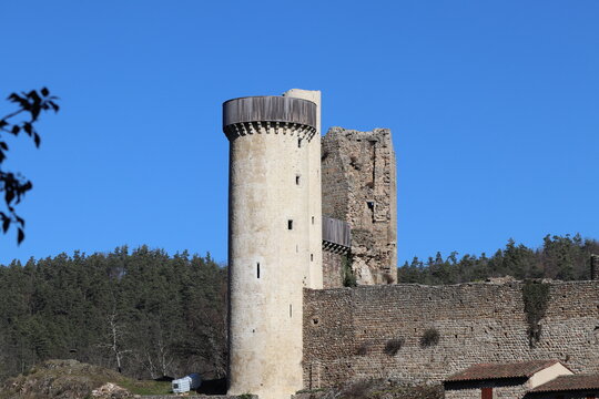 Les ruines du ch&acirc;teau de Rochebaron, construit au 15 &egrave;me si&egrave;cle,  vue de l'ext&eacute;rieur, ville de Bas en Basset, d&eacute;partement de Haute Loire, France