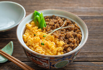 二色丼　鶏そぼろ