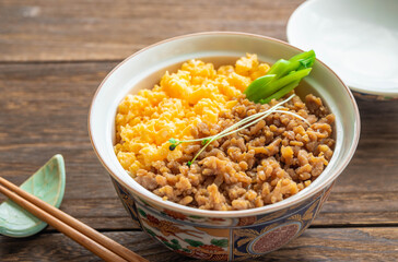 二色丼　鶏そぼろ