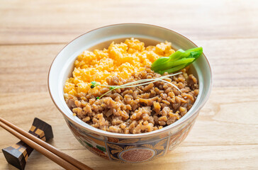 二色丼　鶏そぼろ