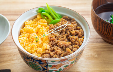 二色丼　鶏そぼろ