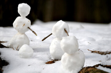 Trzy małe bałwany na śniegu