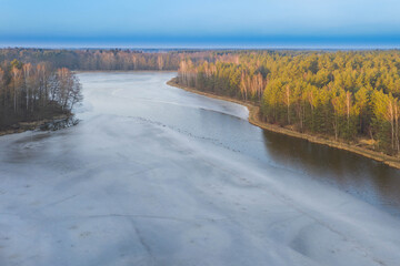Zalew pokryty częściowo lodem. © boguslavus
