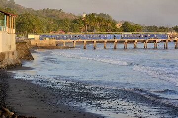 Paisajes y ubicaciones de la playa y el malecón de la ciudad de La Libertat, en la costa pacífica del centro de El Salvador 