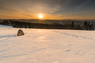 Zimowy wschód słońca w Beskidach