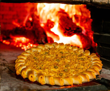 Pizza frango com borda de chedar