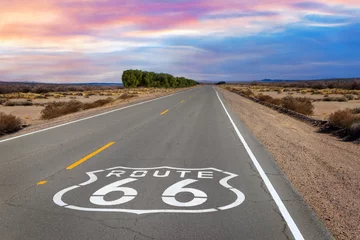 Fotobehang Route 66 schildmarkering op de snelweg in de Mojave-woestijn © Felipe Sanchez