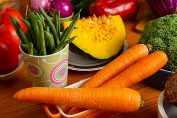 Alimentos coloridos, nutritivos e saudáveis: cenoura, abóbora, vagem, mandioquinha, cebola roxa,...
