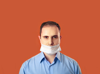 the man wore a medical mask incorrectly. Rules for wearing a medical mask. How not to wear a mask